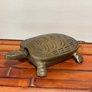 Caja de baratijas con forma de tortuga de latón vintage