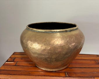 Olla antigua de latón y cobre martillado procedente de Rusia.