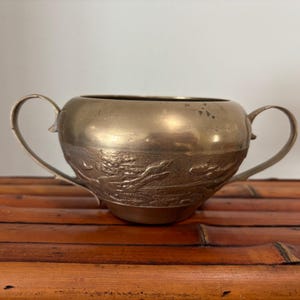 Tetera antigua de latón con grabado de dragón, procedente de Corea.