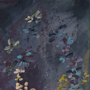 Könnte beinhalten: Abstrakte Malerei von Blumen in Blautönen, Weiß, Gelb und Lila auf einem dunkelgrauen Hintergrund.