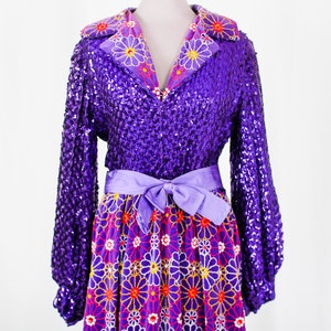 Vestido roxo de lantejoulas e bordado dos anos 70 da boutique Oscar de la Renta