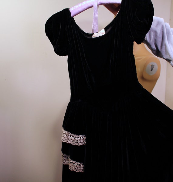 1940s XS Long Black Velvet Dress - image 2