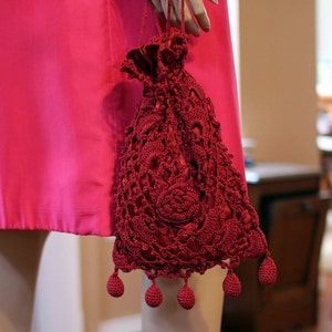 BOLSO DE GANCHILLO BORGOÑA DE LA DÉCADA DE 1920