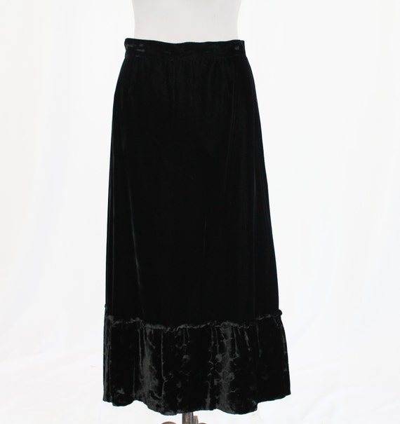 Celebrate the Feeling Black Velvet Bodycon Skirt | Velvet skirt outfit,  Mini skirts, Black velvet skirt