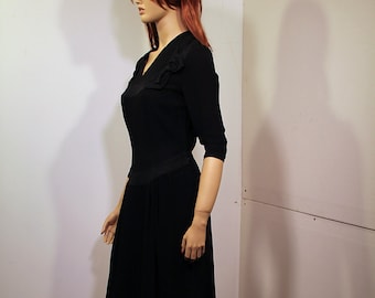 Vestido de crepé negro de la década de 1940