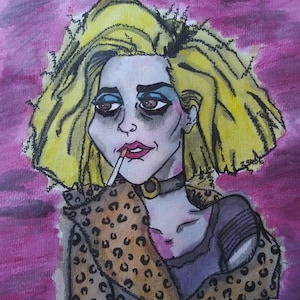 Peut inclure: Portrait à l'aquarelle d'une femme aux cheveux blonds, au fard à paupières bleu et au rouge à lèvres rouge, fumant une cigarette. Elle porte un ras du cou noir et un manteau à imprimé léopard. Le fond est un mélange de rose et de violet.