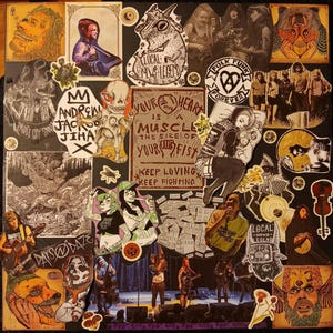 Puede incluir: Un collage de pegatinas e ilustraciones sobre un fondo negro. La obra de arte incluye retratos, logotipos de bandas y el texto "Your heart is a muscle the size of your fist". El tema parece estar relacionado con la música y el arte.