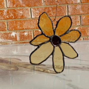 Daisy Flower Yellow-Stained Glass Suncatcher, Handmade indoor gift idea, window decor, stained glass for any room, Mothes day gift idea