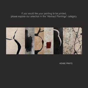 Pu&ograve; includere: Sei dipinti astratti in fila, ognuno con un design diverso. I dipinti sono su uno sfondo beige con linee e forme nere e bianche. Un dipinto ha un quadrato rosso al centro. Il testo "HENGE PRINTS" &egrave; nella parte inferiore dell'immagine.