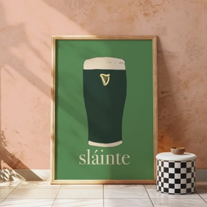 Guinness Sláinte-kunstprint - groene muurkunst uit het midden van de eeuw, retro leuke Ierse afdrukbare poster, keukenprint, proost, cocktailalcoholbarwagen