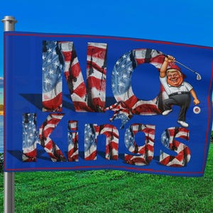 Op de afbeelding: Een blauwe vlag met de woorden "NO KINGS" in een patriottisch lettertype, waarbij de letters zijn gevuld met het ontwerp van de Amerikaanse vlag. Een cartoonfiguur in golfkleding staat rechts op de vlag en houdt een golfclub vast. De vlag staat op een metalen paal.
