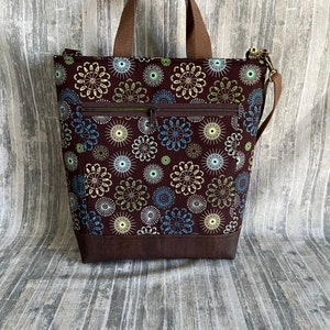Bolso grande con cremallera Finley Tote Cremallera exterior Cremallera interior Bolsillo doble deslizante Marrón Galaxy Spirograph Fondo de corcho marrón