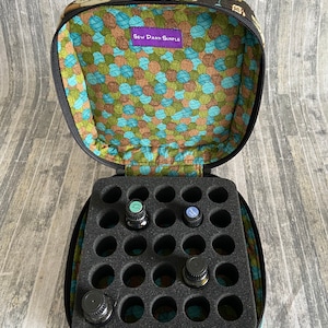 Essential Oil Case: Tossed Cats & Yarn Balls, 25-Bottle Foam Insert