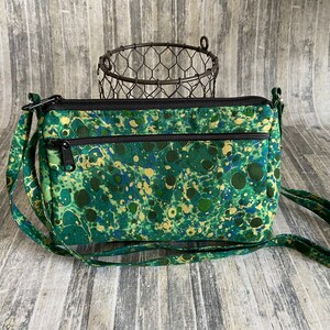 Bandolera atrevida con correa ajustable en color verde con manchas doradas