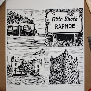 Peut inclure: Estampe en linogravure en noir et blanc avec quatre panneaux : un train, un panneau indiquant "Rath Both Raphoe", un château et une tour d'église. L'estampe est numérotée 39/100 et signée.
