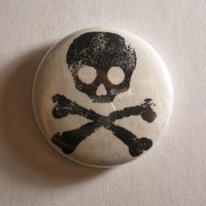 Skull and Crossbones Button