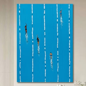 Puede incluir: Una pintura abstracta de una piscina con cinco figuras nadando en carriles. La piscina es de color azul brillante y los carriles son blancos. Las figuras están todas en diferentes posiciones, algunas están buceando, otras están nadando y otras están flotando.