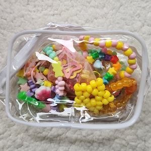 Könnte beinhalten: Ein Set aus drei Keramikbechern mit gesprenkelter, matter Oberfläche. Die Becher sind in den Farbtönen Creme, Hellgrau und Dunkelgrau gehalten. Jeder Becher hat ein schlichtes, minimalistisches Design, perfekt für Kaffee oder Tee.
