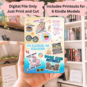 Könnte beinhalten: Ein digitaler, druckbarer Satz von Aufklebern für Kindle-Geräte mit einem Sommer-Buchclub-Thema. Die Aufkleber enthalten Sätze wie "Book Girl Summer", "Book Hand in the Sand", "I'd Rather Be Reading", "Just Read a Book", "Book Club Retreat" und "and Chill".