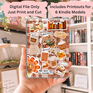 Könnte beinhalten: Eine digitale Datei mit herbstlichen Aufklebern für Kindle-Modelle. Die Aufkleber zeigen Bilder von Büchern, Kaffee, Kürbissen und den Texten "Thankful blessed" und "Cozy Fall Reading". Die Datei trägt die Aufschrift "Digital File Only Just Print and Cut."