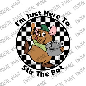 Może przedstawiać: Komiksowa mysz w zielonym kapeluszu i brązowych spodniach trzyma drewnianą łyżkę w jednej ręce i srebrny garnek w drugiej. Mysz stoi na czarno-białym szachownicy. Tekst "I'm Just Here To Stir The Pot" jest napisany wokół myszy.