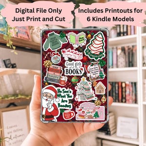 Puede incluir: Un dispositivo Kindle con una funda a cuadros rojos adornada con pegatinas con temática navideña. Las pegatinas incluyen un árbol de Navidad, Papá Noel y el texto "Good girls get all the BOOKS". La imagen también incluye el texto "Digital File Only Just Print and Cut."