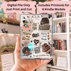 Peut inclure: Un fichier numérique d'autocollants imprimables pour une liseuse Kindle. Les autocollants présentent un schéma de couleurs noir et brun avec des illustrations de livres, de tasses à café et du texte qui dit "Black girls be reading", "Coffee and Books", "Black and bookish", "Black Girl Magic", "Endless TBR", "SMH", "When I tell you I love Black History", et "In my bookish era".