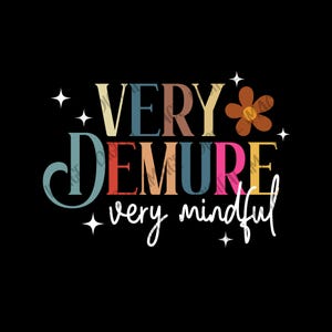 以下が含まれることがあります： 虹色の色で「VERY DEMURE very mindful」というテキストが書かれたカラフルなグラフィックデザイン。小さな茶色の花が「VERY」という単語の上にあります。