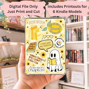 Può includere: Una custodia gialla per Kindle con adesivi a tema libro, tra cui un fantasma che legge un libro, girasoli e il testo che dice "BOOKWORM" e "emotional support kindle". La custodia è progettata per 6 modelli di Kindle.