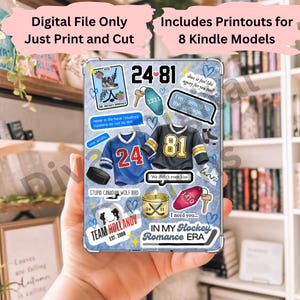Op de afbeelding: Een digitaal bestand met een lichtblauwe achtergrond, met stickers en tekst met hockeythema. De stickers bevatten shirts met de nummers 24 en 81, een hockeypuck en zinnen als "In My Hockey Romance Era". Bovenin staat de tekst "Digital File Only Just Print and Cut."