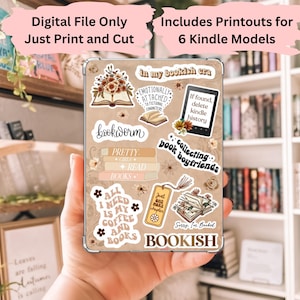Può includere: Un set di adesivi digitali stampabili a tema libro per dispositivi Kindle. Gli adesivi presentano una varietà di design a tema libro, tra cui citazioni, illustrazioni e motivi. Gli adesivi sono progettati per essere stampati, ritagliati e quindi applicati al dispositivo Kindle.