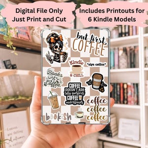 Op de afbeelding: Een digitale, printbare set stickers voor een Kindle e-reader. De stickers hebben verschillende ontwerpen met een koffie-thema, waaronder een schedel met een koffiekopje, een koffiekopje met de tekst "but first, coffee" en een koffiekopje met de tekst "Kindle & Chill".