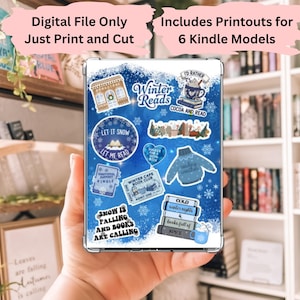 以下が含まれることがあります： Kindleモデル用の冬をテーマにしたステッカーが入ったデジタルファイル。「Winter Reads」、「Let it Snow」、「Cocoa and Read」などのフレーズが特徴です。画像には「Digital File Only, Just Print and Cut」と「Includes Printouts for 6 Kindle Models」というテキストも含まれています。