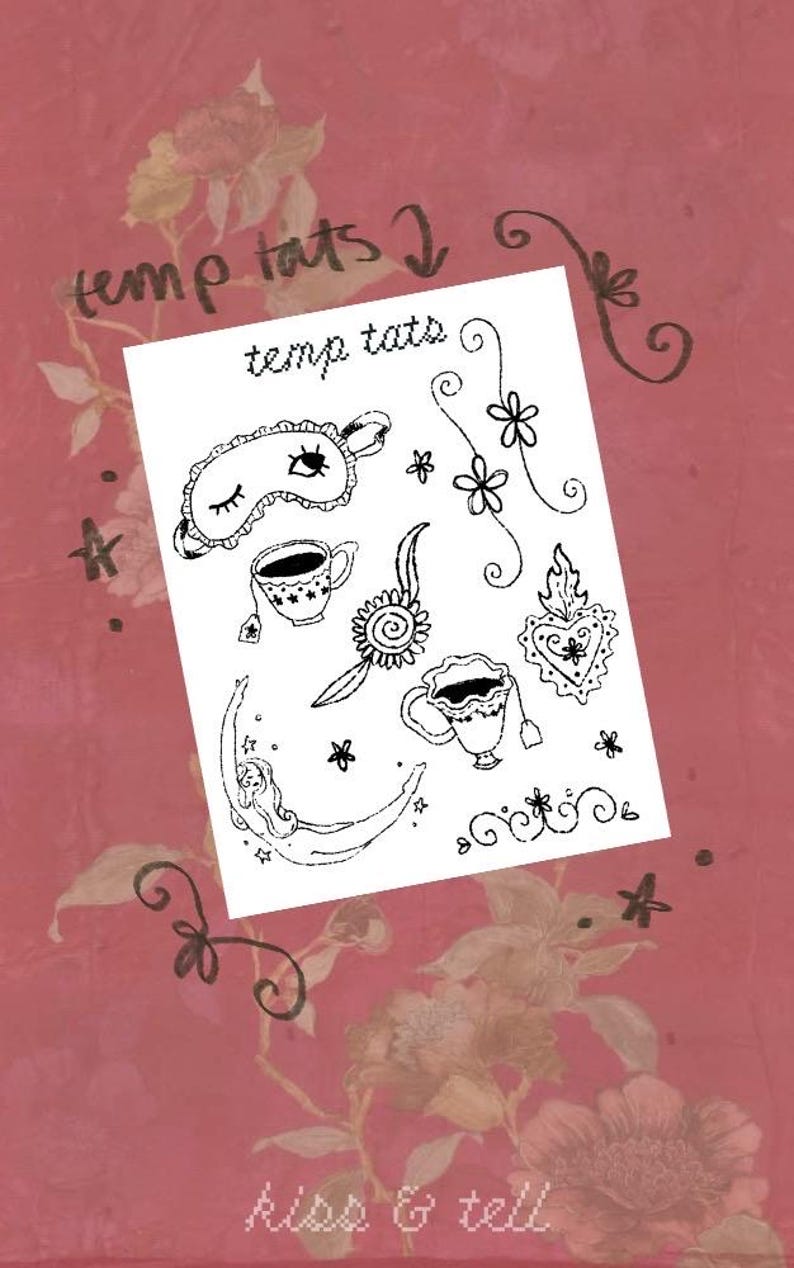 Op de afbeelding: Een wit vel met tijdelijke tatoeages met zwarte lijntekeningen van een slaapmasker, twee theekopjes, een maansikkel met een figuur, een heilig hart, bloemen en decoratieve krullen. De tekst temp tats staat bovenaan afgedrukt.