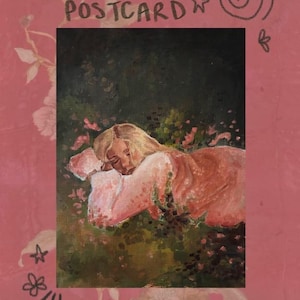 Op de afbeelding: Een rechthoekige ansichtkaart met een roze bloemenrand en de tekst POSTCARD en kiss & tell. Het midden toont een olieverfschilderij van een persoon met blond haar die op een wit kussen ligt in een donkergroen veld met roze bloemen.