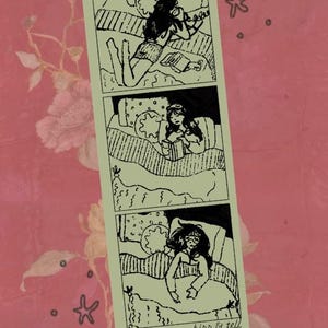Op de afbeelding: Een verticale rechthoekige print met een lichtgroene achtergrond met drie gestapelde stripverhaalpanelen die een persoon in bed tonen. De tekst "comic 2" staat bovenaan en "kiss & tell" onderaan. De print is geplaatst op een roze bloemenachtergrond.