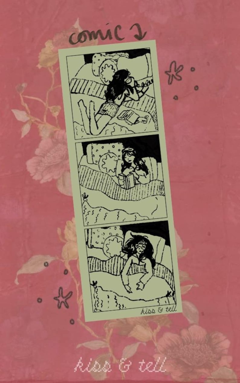 Op de afbeelding: Een verticale rechthoekige print met een lichtgroene achtergrond met drie gestapelde stripverhaalpanelen die een persoon in bed tonen. De tekst "comic 2" staat bovenaan en "kiss & tell" onderaan. De print is geplaatst op een roze bloemenachtergrond.
