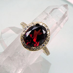 Grenat pyrope AAAA 10 x 8 mm 3 carats Or jaune 14 carats Halo de fiançailles de 3,5 grammes avec 0,30 ct de diamants.  3001 JJJ