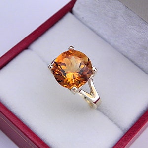 Anillo de oro amarillo de 14 quilates con citrino de Madeira dorado AAAA de 9,2 mm y 3,35 quilates. Disponible también en oro rosa y blanco. MMM