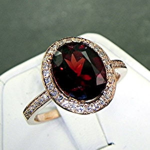 Bague grenat rouge pyrope AAA 10 x 8 mm 3,07 carats dans une bague en or rose 14 carats avec diamants (0,32 carat) Bague 1137 DDD