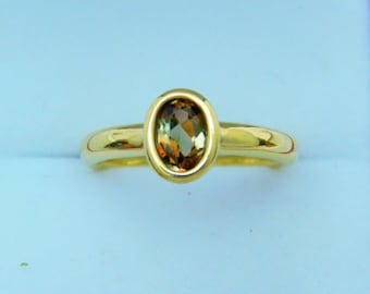 Anillo de compromiso de oro amarillo de 14 quilates con andalucita de 6,5 x 4,5 mm y 0,57 quilates, engastado en bisel (modelo 2412).