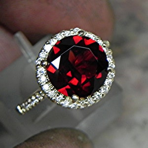 Bague halo de grenat pyrope rouge naturel AAA 10 mm 4,00 carats en or jaune 14 carats avec diamants 0,35 carat 1811