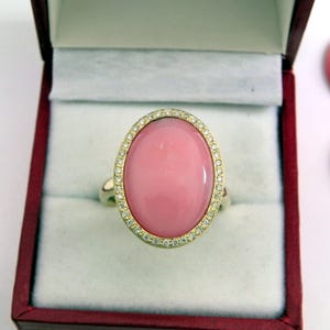 Anello cabochon con alone di diamanti in oro giallo 14 carati, 18 x 13 mm, AAAA, opale rosa, 6,00 carati. 9 grammi, 1517F