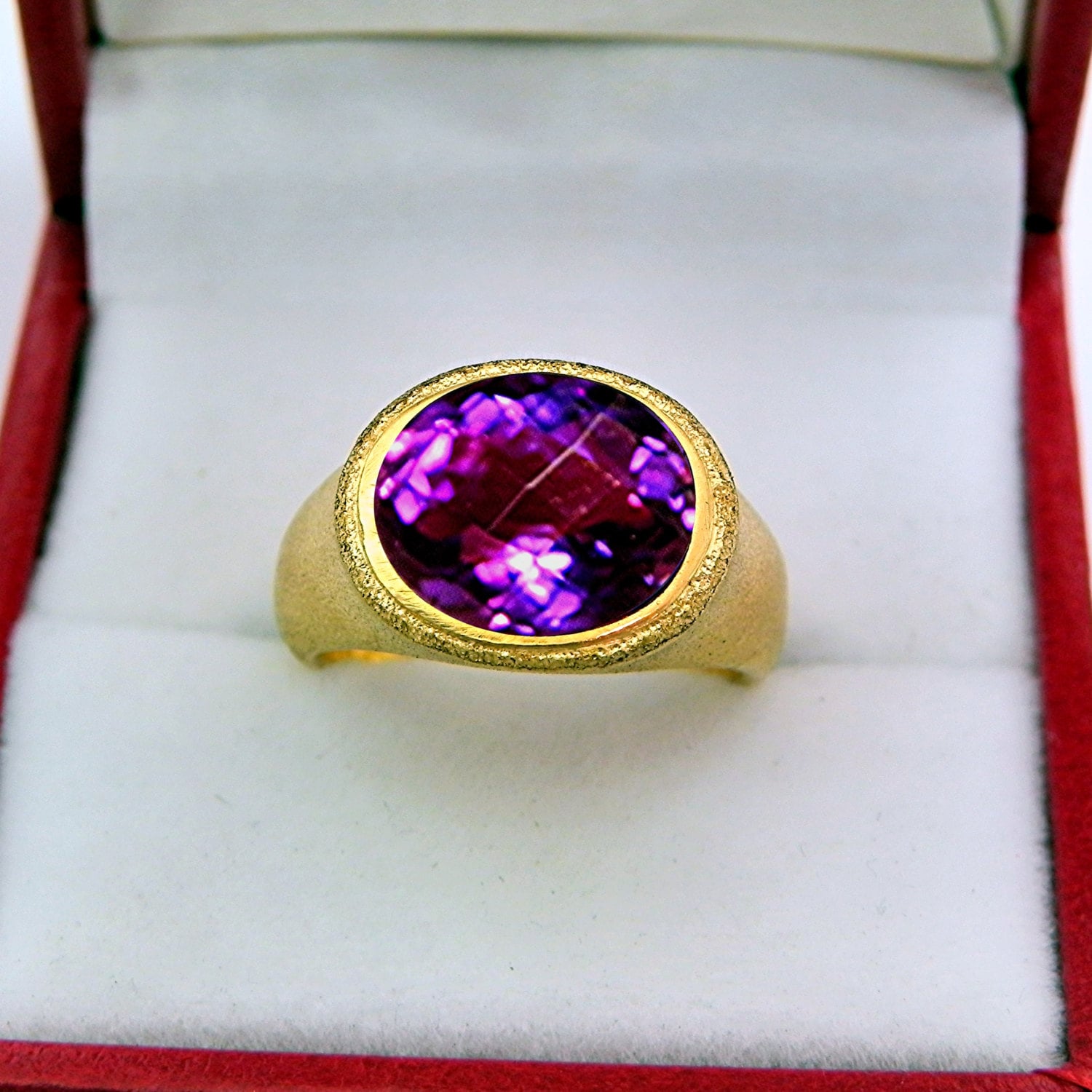 AAAA Siberian Amethyst Top Color 11x9mm 3.39 Carats in Ladies 18K