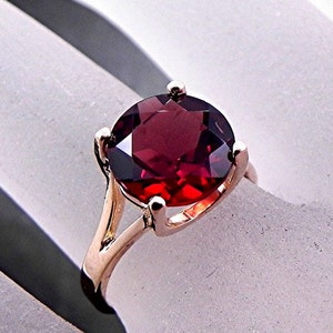 Granate rojo AAAA redondo de 10 mm y 3,39 quilates engastado en anillo de oro amarillo de 14 quilates 1210