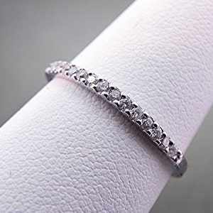 Alianza de bodas de aniversario de oro blanco de 14 quilates y diamantes de 1,8 mm de ancho con 14 diamantes redondos (0,12 cts Tw) MMM DDD