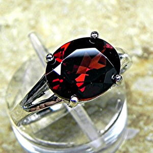 Granate Piropo Rojo AAA Natural sin tratar 10 x 8 mm 2,75 quilates en anillo de oro blanco de 14 quilates MMM