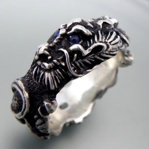 Anillo DRAGÓN de plata de ley con ojos de zafiro azul de Ceilán. Tallado a mano y disponible en oro de 14 quilates, 18 quilates, 22 quilates, 24 quilates y platino. Anillo n.° 4 de 50 8888.