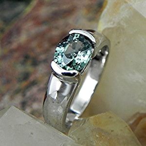 AAA Grüner Saphir 7 x 6 mm 1.59 Karat in 14K Weißgold Verlobungsring. Jahr 2017