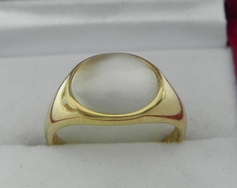 Pierścionek z białego kamienia księżycowego AAAA o wymiarach 12 x 10 mm i masie 3,80 karatów w 14-karatowym żółtym złocie. 1358